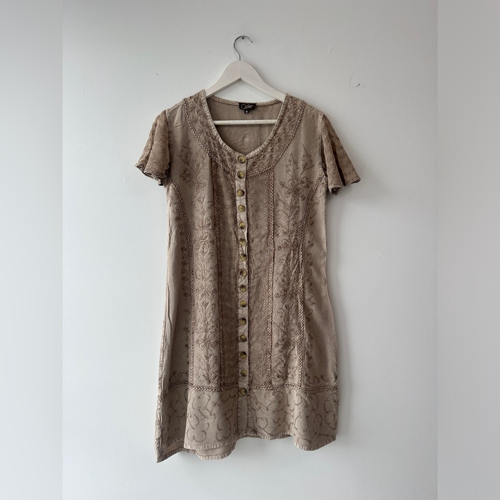 Coline - Boho Short Sleeve Dress - Embroidered Details - Tan - Size Medium